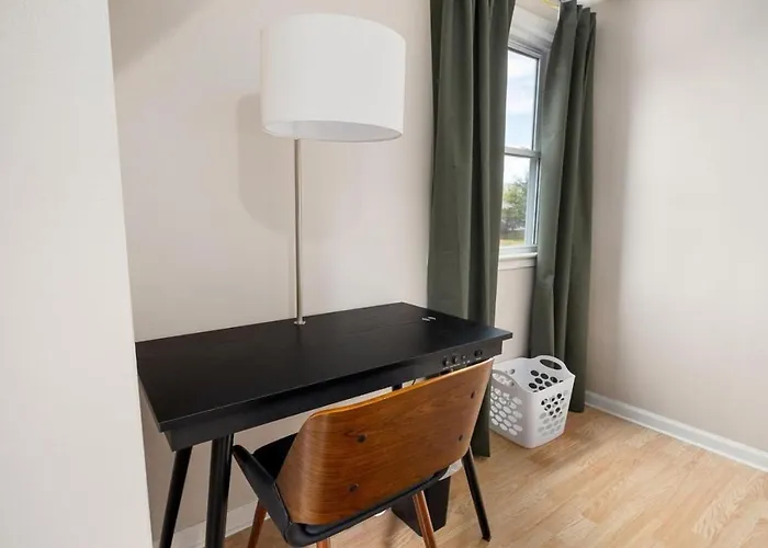 Cozy Mid Century Oasis With 2 King Beds Hébergement de vacances Peoria