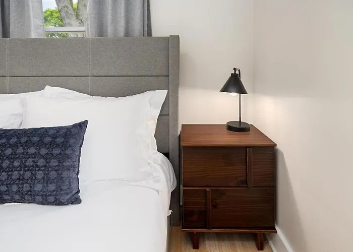 Cozy Mid Century Oasis With 2 King Beds