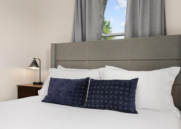 Cozy Mid Century Oasis With 2 King Beds Hébergement de vacances