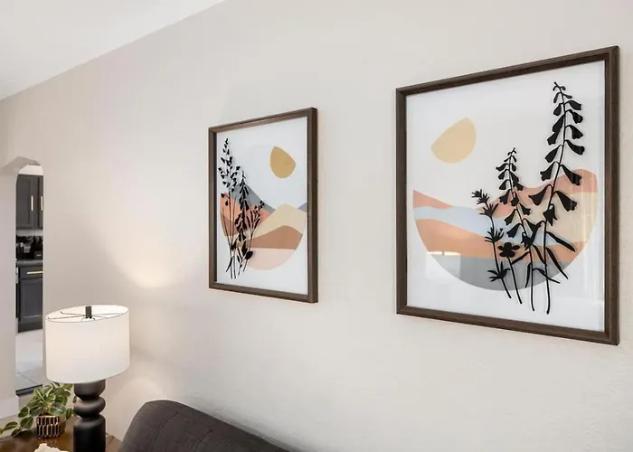 Hébergement de vacances Cozy Mid Century Oasis With 2 King Beds