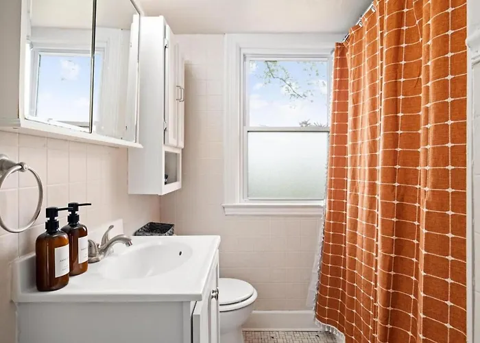 Cozy Mid Century Oasis With 2 King Beds Hébergement de vacances *