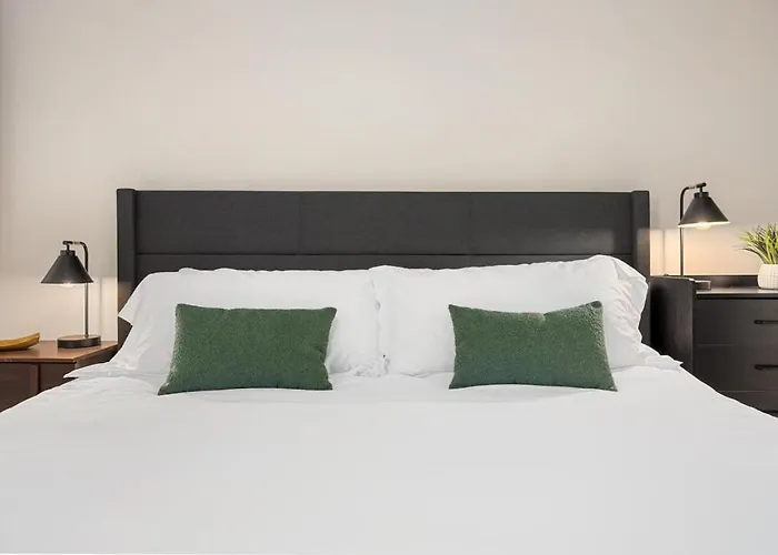 Cozy Mid Century Oasis With 2 King Beds