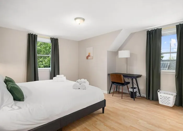 Hébergement de vacances Cozy Mid Century Oasis With 2 King Beds