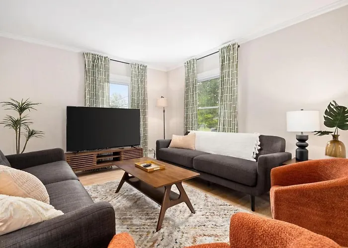 Cozy Mid Century Oasis With 2 King Beds Hébergement de vacances Peoria