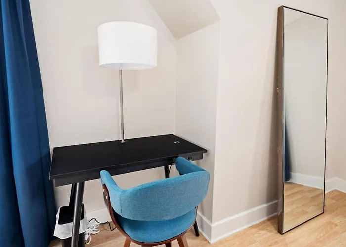 Cozy Mid Century Oasis With 2 King Beds
